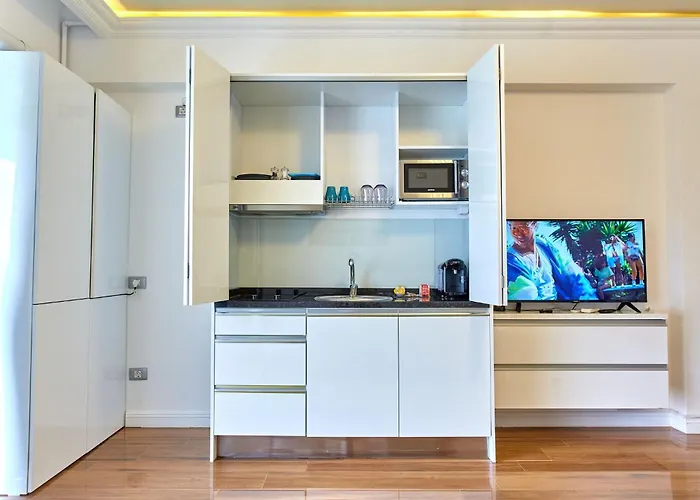 Glamorous White Tower * Mamaia