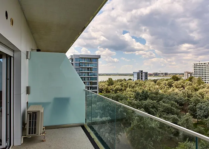 Glamorous White Tower * Mamaia