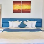 Glamorous White Tower Nord Apartment *