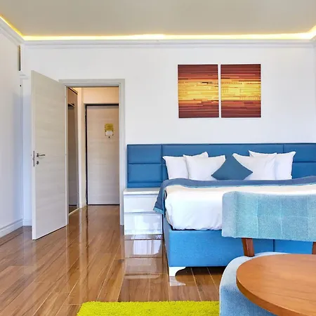 Apartment Glamorous White Tower