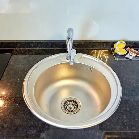 Apartment Glamorous White Tower Mamaia