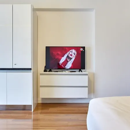 Glamorous White Tower Apartment *