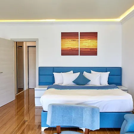 Glamorous White Tower Apartment Mamaia