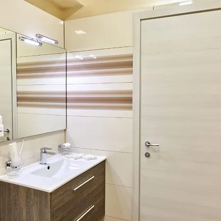 Apartment Glamorous White Tower Mamaia
